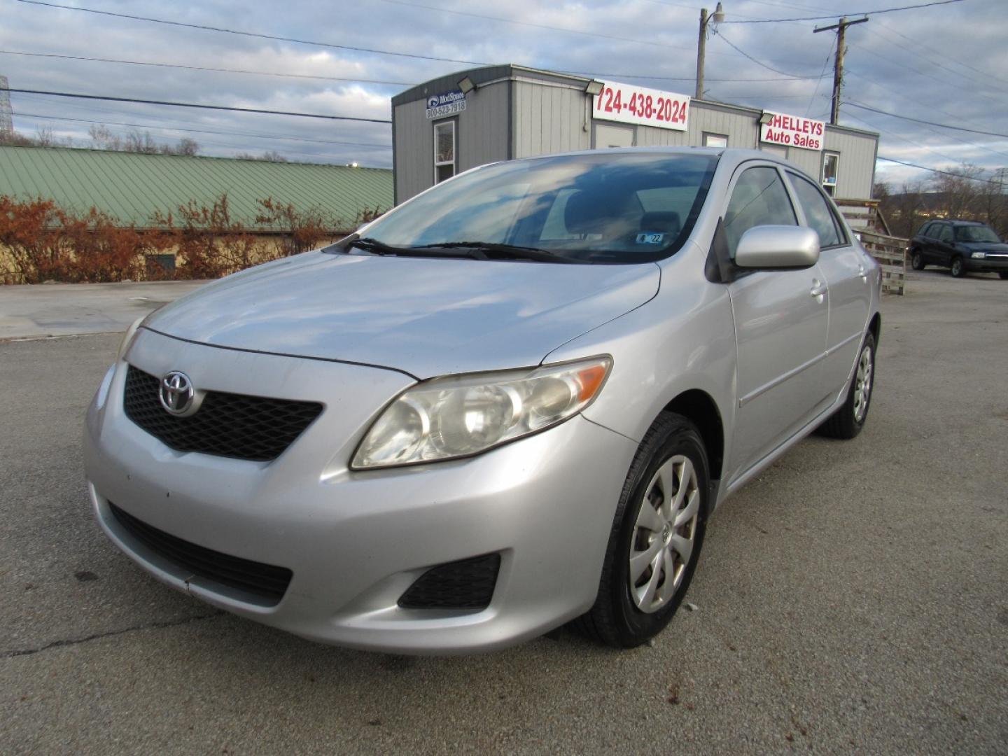 2009 SIlver /Gray Toyota Corolla LE (JTDBL40E299) with an 1.8L L4 DOHC 16V engine, 5-Speed Automatic Overdrive transmission, located at 6 Oliver Rd., Uniontown, PA, 15401, (724) 438-2024, 0.000000, 0.000000 - 2009 Toyota Corolla LE...GRAY CLOTH INTERIOR...POWER W/L/M/CRUISE...AM/FM CD...A/C...NEW TIRES...DON'T DELAY CALL TODAY!!! - Photo#0